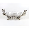 <p>CHRISTOFLE - Belíssimo centro de mesa em metal espessurado a prata, ricamente trabalhado, com alças laterais representando putti sentados em galhos repletos de frutos, com recipiente em cristal BACCARAT, circa 1900. 22 cm de alt., 53 x 24 cm. França, séc. XIX.</p> <p>CHRISTOFLE - Belíssimo centro de mesa em metal espessurado a prata, ricamente trabalhado, com alças laterais representando putti sentados em galhos repletos de frutos, com recipiente em cristal BACCARAT, circa 1900. 22 cm de alt., 53 x 24 cm. França, séc. XIX.</p>