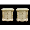 <p>Par de mesas de cabeceira em madeira e resina, patinadas e com detalhes em dourado, decoradas com motivos florais, com tampo de m&aacute;rmore. 70 cm de alt.; 70 x 43 cm.</p>