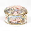 <p>CAPODIMONTE - Delicada caixa em porcelana, com rica policromia em esmalte, decorada com figuras em alto-relevo. 13 x 11 cm. Itália, séc. XX.</p> <p>CAPODIMONTE - Delicada caixa em porcelana, com rica policromia em esmalte, decorada com figuras em alto-relevo. 13 x 11 cm. Itália, séc. XX.</p>