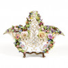 <p>Meissen, cesta em porcelana esmaltada, com detalhes e decoração em alto-relevo de motivos florais. Alemanha, séc. XIX. (Peça com restauro)</p>
