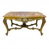 <p>Mesa de centro em madeira entalhada e dourada, com tampo de mármore, rico entalhe e relevos representando temas vegetais. 55 cm de alt.; 96 x 56 cm.</p> <p>Mesa de centro em madeira entalhada e dourada, com tampo de mármore, rico entalhe e relevos representando temas vegetais. 55 cm de alt.; 96 x 56 cm.</p>