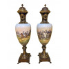 <p>Imponente e raro par de &acirc;nforas em porcelana azul-cobalto, com reservas representando Napole&atilde;o a cavalo em campo de batalha, ambas identificadas pelas batalhas de Eylau (ou Batalha de Preussisch Eylau, ocorrida em 7 de fevereiro de 1807) e Jena-Auerstedt (ocorrida em 14 de outubro de 1806). Parte superior monogramada com o N Imperial, ornamentada por fino bronze. Marca na tampa da Manufatura Imperial de S&egrave;vres. Fran&ccedil;a, s&eacute;c. XIX. 134 cm de alt. (Uma tampa est&aacute; restaurada)</p>