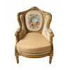 <p>Bergère em madeira entalhada e dourada, com estofamento em tapeçaria. 110 x 73 x 70 cm.</p> <p>Bergère em madeira entalhada e dourada, com estofamento em tapeçaria. 110 x 73 x 70 cm.</p>