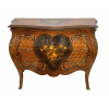 <p>Elegante c&ocirc;moda bomb&eacute;, executada em madeira nobre ricamente marchetada, com decora&ccedil;&atilde;o geom&eacute;trica e floral, medalh&atilde;o central decorado com arranjo de flores, aplica&ccedil;&otilde;es e puxadores em bronze dourado, com belo acabamento em marchetaria. 87 x 113 x 47 cm. Europa, s&eacute;c. XIX.</p>