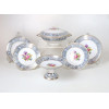 <p>LIMOGES - Aparelho de jantar em porcelana francesa, com rica policromia em esmalte representando motivos vegetais, contendo 32 pratos rasos, 15 pratos fundos, 12 pratos para pão (um com bicado), 4 travessas redondas, 1 saladeira, 1 centro de mesa, 2 centros de mesa menores e 1 sopeira. França, sécs. XIX/XX.</p>
