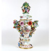 <p>MEISSEN &ndash; Imponente &acirc;nfora em porcelana esmaltada, com delicado trabalho em alto-relevo de motivos florais e figuras angelicais na parte central. Pintura esmaltada representando cena com figuras e paisagens. Alemanha, s&eacute;c. XIX. 76 cm de alt.; 44 cm de di&acirc;m. (Necessita de grande restauro; faltam-lhe partes)</p>