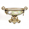 <p>S&egrave;vres, centro de mesa em porcelana esmaltada e bronze dourado, com rico trabalho em esmalte representando motivos florais. 37 cm de alt.; 55 x 28 cm.</p>