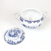 <p>Sopeira em porcelana inglesa, azul e branca, com decoração representando cena campestre. 24 cm de alt.; 33 x 23 cm</p> <p>Sopeira em porcelana inglesa, azul e branca, com decoração representando cena campestre. 24 cm de alt.; 33 x 23 cm</p>