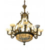 <p>Grande e imponente lustre em bronze cinzelado e dourado, com c&uacute;pulas em alabastro. A retirada deste lote, bem como o transporte, &eacute; de inteira responsabilidade do comprador.</p>