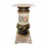<p>Coluna em porcelana, com rica decora&ccedil;&atilde;o floral no centro, com reservas em fundo azul-cobalto e apliques em dourado. Estrutura apoiada sobre base e tampo de m&aacute;rmore. 80 cm de alt.; 37 x 37 cm.</p>