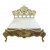 <p>Cama em madeira, com rica ornamentação em relevo no estilo rococó, acabamento patinado e detalhes em dourado, com rico entalhe remetendo a motivos vegetais. 160 x 193 x 220 cm.</p> <p>Cama em madeira, com rica ornamentação em relevo no estilo rococó, acabamento patinado e detalhes em dourado, com rico entalhe remetendo a motivos vegetais. 160 x 193 x 220 cm.</p>