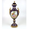 <p>Bela ânfora em porcelana esmaltada na tonalidade azul cobalto e dourado, com rico trabalho em esmalte representando cena de casal , manufatura Sevres . França Sec XIX - 78 cm alt.</p> <p>Bela ânfora em porcelana esmaltada na tonalidade azul cobalto e dourado, com rico trabalho em esmalte representando cena de casal , manufatura Sevres . França Sec XIX - 78 cm alt.</p>
