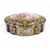 <p>Sèvres, bela caixa em porcelana esmaltada, representando cena de casal e paisagens, adornada em dourado e com borda em bronze. 12 cm de alt.; 30 x 22 cm.</p> <p>Sèvres, bela caixa em porcelana esmaltada, representando cena de casal e paisagens, adornada em dourado e com borda em bronze. 12 cm de alt.; 30 x 22 cm.</p>