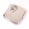 <p>Cigarreira em metal espessurado a prata WMF, cinzelada e repuxada - 9 x 8 cm.</p> <p>Cigarreira em metal espessurado a prata WMF, cinzelada e repuxada - 9 x 8 cm.</p>