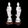 <p>Par de estatuetas em porcelana esmaltada decoração padrão Blanc de Chine representando Deusa Guanyn , apresentam base de madeira trabalhada . China Sec XX - (No estado) - 31 cm alt.</p> <p>Par de estatuetas em porcelana esmaltada decoração padrão Blanc de Chine representando Deusa Guanyn , apresentam base de madeira trabalhada . China Sec XX - (No estado) - 31 cm alt.</p>