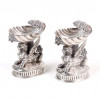 <p>Par de saleiros em prata prata não contrastada representando Grifo. 11 cm alt.</p> <p>Par de saleiros em prata prata não contrastada representando Grifo. 11 cm alt.</p>