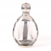 <p>Elegante licoreira em cristal, em formato bojudo adornado por montagem em prata de lei 900 com rico trabalho floral, 23 cm alt, 13 x 13 cm.</p> <p>Elegante licoreira em cristal, em formato bojudo adornado por montagem em prata de lei 900 com rico trabalho floral, 23 cm alt, 13 x 13 cm.</p>