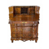 <p>Delicada mini papeleira executada em fina radica de nogueira movimento levemente bombe, pés recortados e espelho de chave em bronze estilo Veneziana. Itália Sec XIX - 97 cm alt, 75 x 49 cm.</p> <p>Delicada mini papeleira executada em fina radica de nogueira movimento levemente bombe, pés recortados e espelho de chave em bronze estilo Veneziana. Itália Sec XIX - 97 cm alt, 75 x 49 cm.</p>