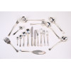 <p>Faqueiro completo manufatura Christofle, modelo padrão Ámerica - contendo 130 peças sendo 12 colheres de sopa, 12 gardos de mesa, 12 garfos de sobremesa, 12 colheres de sobremesa, 12 facas para mesa. 12 facas de sobremesa, 12 colheres para café, 12 colheres para chá, 10 peças de servir, 12 garfos para peixe e 12 facas para peixe.</p>