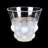 <p>Vaso Art Deco opalescente e translúcido executado pelo mestre fabricante de vidro Verlys da Andelys glassworks. Decorado com cabochões de concha em alto relevo contra um fundo de ondas estilizadas. Assinado na base Verlys France. 14 cm alt, 15 cm diâm.</p> <p>Vaso Art Deco opalescente e translúcido executado pelo mestre fabricante de vidro Verlys da Andelys glassworks. Decorado com cabochões de concha em alto relevo contra um fundo de ondas estilizadas. Assinado na base Verlys France. 14 cm alt, 15 cm diâm.</p>