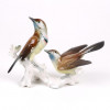 <p>Escultura de porcelana Karl Enз, (frequentemente referido como Karl Ens Volkstedt - renomada Manufatura de porcelana alemã, famosa pela produção de estatuetas artísticas de alta qualidade, especialmente aves, peixes e figuras policromadas, com destaque para o período pós-guerra e estilo Art Deco. Originária de Volkstedt, a marca é conhecida pelos detalhes vívidos em esmaltes), “Casal de pássaros” (possivelmente toutinegras-de-garganta-azul). 16 cm alt x 23 cm larg.</p> <p>Escultura de porcelana Karl Enз, (frequentemente referido como Karl Ens Volkstedt - renomada Manufatura de porcelana alemã, famosa pela produção de estatuetas artísticas de alta qualidade, especialmente aves, peixes e figuras policromadas, com destaque para o período pós-guerra e estilo Art Deco. Originária de Volkstedt, a marca é conhecida pelos detalhes vívidos em esmaltes), “Casal de pássaros” (possivelmente toutinegras-de-garganta-azul). 16 cm alt x 23 cm larg.</p>