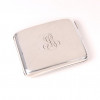 <p>Mappin & Webb, cigarreira em prata de lei Inglesa, cinzelada e repuxada, na parte central com brasão - 10 x 8 cm.</p> <p>Mappin & Webb, cigarreira em prata de lei Inglesa, cinzelada e repuxada, na parte central com brasão - 10 x 8 cm.</p>