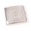 <p>Mappin & webb, cigarreira em prata de lei cinzelada e repuxada - 9,5 x 9 cm.</p>