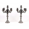 <p>Par de candelabros em bronze prateado, com belo trabalho de cinzelado. França Séc. XIX. 46 cm alt.</p> <p>Par de candelabros em bronze prateado, com belo trabalho de cinzelado. França Séc. XIX. 46 cm alt.</p>