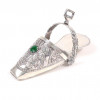 <p>Sapata em prata não contrastada, com rico trabalho em alto relevo representando figuras e vegetais, na parte central pedra na tonalidade verde. 23 x 11 cm.</p> <p>Sapata em prata não contrastada, com rico trabalho em alto relevo representando figuras e vegetais, na parte central pedra na tonalidade verde. 23 x 11 cm.</p>