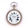 <p>Grande relógio em metal, mostrador em porcelana decorado em esmalte.</p> <p>Grande relógio em metal, mostrador em porcelana decorado em esmalte.</p>