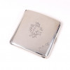 <p>Mappin & webb, cigarreira em prata de lei cinzelada e repuxada - 8 x 9 cm.</p> <p>Mappin & webb, cigarreira em prata de lei cinzelada e repuxada - 8 x 9 cm.</p>