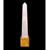 <p>Obelisco em mármore branco sobre base de mármore amarelo, 39 cm alt medida total. (Peça om restauro).</p> <p>Obelisco em mármore branco sobre base de mármore amarelo, 39 cm alt medida total. (Peça om restauro).</p>