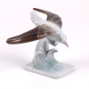<p>Schaubach-Kunst escultura em porcelana esmaltada representando pássaro Alemanha Séc. XIX/XX. medindo 6,5 cm alt x 14 cm larg.</p>