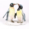 <p>Escultura de porcelana Karl Enз, (frequentemente referido como Karl Ens Volkstedt - renomada manufatura de porcelana alemã, famosa pela produção de estatuetas artísticas de alta qualidade, especialmente aves, peixes e figuras policromadas, com destaque para o período pós-guerra e estilo Art Deco. Originária de Volkstedt, a marca é conhecida pelos detalhes vívidos em esmaltes), “Pinguins-imperadores”. Produzida, provavelmente, entre as décadas de 1630 e 1650, ricamente detalhada e pintada à mão. 20cm alt x 21cm larg.</p> <p>Escultura de porcelana Karl Enз, (frequentemente referido como Karl Ens Volkstedt - renomada manufatura de porcelana alemã, famosa pela produção de estatuetas artísticas de alta qualidade, especialmente aves, peixes e figuras policromadas, com destaque para o período pós-guerra e estilo Art Deco. Originária de Volkstedt, a marca é conhecida pelos detalhes vívidos em esmaltes), “Pinguins-imperadores”. Produzida, provavelmente, entre as décadas de 1630 e 1650, ricamente detalhada e pintada à mão. 20cm alt x 21cm larg.</p>
