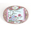 <p>Bela travessa em porcelana Cia das índias, decoração família Rosa período Qialong. China Séc. XVIII. 27 х 36 cm.</p> <p>Bela travessa em porcelana Cia das índias, decoração família Rosa período Qialong. China Séc. XVIII. 27 х 36 cm.</p>