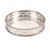 <p>Porta garrafa em prata de lei fenestrada. 12 cm diâm.</p> <p>Porta garrafa em prata de lei fenestrada. 12 cm diâm.</p>