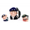 <p>Royal Doulton - conjunto com três canecas em tamanhos diferentes em porcelana esmaltada, representando cabeças de figuras masculinas - peça maior. Inglaterra Séc. XX. 20 cm alt.</p> <p>Royal Doulton - conjunto com três canecas em tamanhos diferentes em porcelana esmaltada, representando cabeças de figuras masculinas - peça maior. Inglaterra Séc. XX. 20 cm alt.</p>