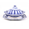 <p>Sopeira e Presentoir em porcelana esmaltada azul Borrão, sopeira - 20 x 33 x 25 cm. Presentoir - 35 x 26 cm. Inglaterra Séc. XIX</p> <p>Sopeira e Presentoir em porcelana esmaltada azul Borrão, sopeira - 20 x 33 x 25 cm. Presentoir - 35 x 26 cm. Inglaterra Séc. XIX</p>