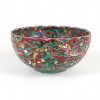 <p>Tigela de porcelana de corpo abaulado, com bordas levemente abertas, esmaltada em tons de vermelho-ferrugem, branco e detalhes dourados, representando um painel com figuras de sábios e monges em intensa cena de leitura e estudo, ao redor de um pergaminho central com inscrições estilizadas. A parte externa é decorada com painéis geométricos intercalados por delicadas folhagens de bambu em esmalte vermelho-óxido. O uso de cores terrosas e o craquelê típico sob o esmalte identificam esta peça como um exemplo clássico da escola Kutani-yaki, do final do séc. XIX. Na base, exibe um selo em esmalte verde, em forma de losango, com um símbolo pictográfico, marca característica de pequenas oficinas de Kutani no final do período Meiji. Japão. 9 cm de alt.; 18 cm de diâm.</p>