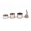 <p>Conjunto composto por três porta-guardanapos e um sino, em prata.</p> <p>Conjunto composto por três porta-guardanapos e um sino, em prata.</p>