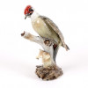 <p>Escultura em porcelana representando um pica-pau-verde-barrado (pica-pau-carijó). 26 cm de alt. x 20 cm de larg.</p>