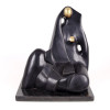 <p>MARLY FARO – Escultura em bronze patinado e dourado, representando figura feminina sobre base de mármore. 47 cm de alt.; 40 x 37 cm. Marly Faro (1936–2018) foi uma proeminente escultora, galerista e professora de artes plásticas brasileira, reconhecida internacionalmente por suas obras em bronze e mármore. Com carreira iniciada na Feira Hippie de Ipanema, na década de 1970, consolidou-se como uma das figuras mais influentes do cenário artístico do Rio de Janeiro.</p> <p>MARLY FARO – Escultura em bronze patinado e dourado, representando figura feminina sobre base de mármore. 47 cm de alt.; 40 x 37 cm. Marly Faro (1936–2018) foi uma proeminente escultora, galerista e professora de artes plásticas brasileira, reconhecida internacionalmente por suas obras em bronze e mármore. Com carreira iniciada na Feira Hippie de Ipanema, na década de 1970, consolidou-se como uma das figuras mais influentes do cenário artístico do Rio de Janeiro.</p>