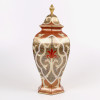 <p>Bawo & Dotter, Potiche em porcelana francesa, com corpo facetado ricamente policromado e dourado, com reservas em motivos vegetais. 52 cm alt. 22 cm diâm.A Bawo & Dotter Elite Works Limoges foi uma importante empresa de importação e fabricante de porcelana francesa fundada em Nova York, que operou desde a década de 1860 até 1932, renomada por seus utensílios de mesa e peças decorativas com pinturas florais feitas à mão.</p>
