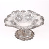 <p>Centro de mesa em prata de lei fenestrada, decorada com trabalho de pés de uva - 17 cm alt, 31 cm diâm.</p> <p>Centro de mesa em prata de lei fenestrada, decorada com trabalho de pés de uva - 17 cm alt, 31 cm diâm.</p>