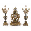 <p>Guarniture composta por tr&ecirc;s pe&ccedil;as sendo rel&oacute;gio e par de candelabros executados em bronze em m&aacute;rmore , mecanismo a pilha. n- 61 cm alt.</p>