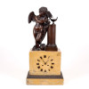 <p>Antigo relógio de bronze, com escultura representando querubim em bronze patinado, caixa em mármore amarelo e mostradores em algarismo romanos em bronze patinado - 53 cm alt. França Séc. XIX .</p> <p>Antigo relógio de bronze, com escultura representando querubim em bronze patinado, caixa em mármore amarelo e mostradores em algarismo romanos em bronze patinado - 53 cm alt. França Séc. XIX .</p>