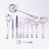 <p>Faqueiro de metal espessurado a prata marca da manufatura CHRISTOFLE. França Sec XIX/XX - composto por 101 peças, sendo - 24 gargos grandes, 12 facas grandes, 11 colheres de sopa, 18 garfos de sobremesa, 12 facas de sobremesa, 12 colheres de sobremesa 12 peças para servir.</p>