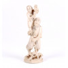 <p>Escultura em marfim representando homem com criança nos ombros. Japão Sec XIX. 19 cm.</p> <p>Escultura em marfim representando homem com criança nos ombros. Japão Sec XIX. 19 cm.</p>