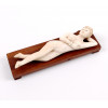 <p>DOCTOR DOLL -Escultura em marfim representando mulher nua deitada sobre base de madeira. China Sec XX. 13 cm comp. Uma boneca médica de marfim, ou dama do médico, é uma figura histórica de diagnóstico. Na China tradicional, pacientes da alta sociedade utilizavam essas pequenas esculturas de marfim reclinadas para indicar áreas de dor ou doença aos médicos homens, permitindo que as mulheres mantivessem a modéstia e evitassem um exame físico direto.</p> <p>DOCTOR DOLL -Escultura em marfim representando mulher nua deitada sobre base de madeira. China Sec XX. 13 cm comp. Uma boneca médica de marfim, ou dama do médico, é uma figura histórica de diagnóstico. Na China tradicional, pacientes da alta sociedade utilizavam essas pequenas esculturas de marfim reclinadas para indicar áreas de dor ou doença aos médicos homens, permitindo que as mulheres mantivessem a modéstia e evitassem um exame físico direto.</p>
