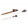 <p>Conjunto com três abridores de carta, se um deles em bronze, um em madrepérola e bronze, e outro em resina. Maior medindo 19 cm comp.</p> <p>Conjunto com três abridores de carta, se um deles em bronze, um em madrepérola e bronze, e outro em resina. Maior medindo 19 cm comp.</p>